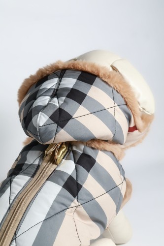 Aura Royal – detal kaptura i pikowanej kratki z futerkiem. / Aura Royal quilted dog jacket detail with hood and faux fur.