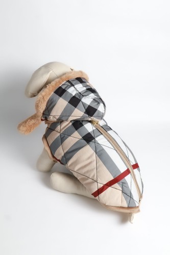 Aura Royal – pikowana kurtka dla psa z futerkiem i kapturem, pełna sylwetka od tyłu. / Aura Royal quilted dog jacket with faux fur and hood, back view.