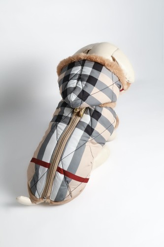 Aura Royal – pikowana kurtka dla psa, tył z zamkiem i beżowym futerkiem. / Aura Royal quilted dog jacket, back view with zip and beige faux fur.