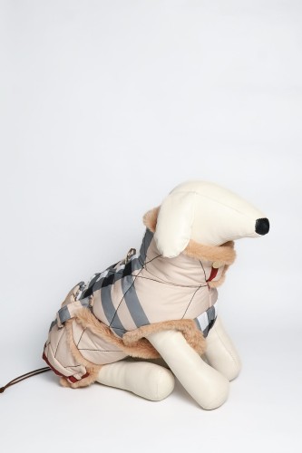 Bristol Royal – profil boczny: pikowana derka w brytyjską kratkę, beżowe futerko, swoboda ruchu. / Side view: quilted British check blanket coat, beige faux fur, freedom of movement.