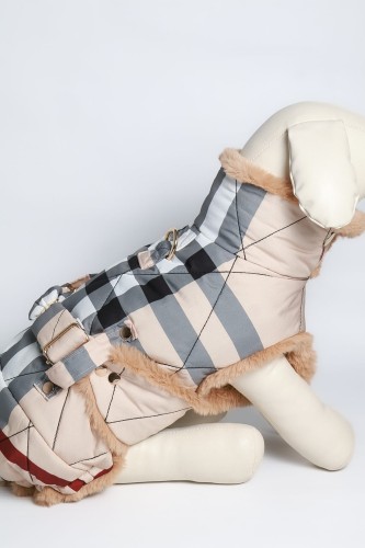 Bristol Royal – hero: luksusowa derka dla psa, pikowana kratka British, beżowe futerko, złote detale. / Hero shot: luxury quilted British check dog blanket coat with beige faux fur and gold-tone details.