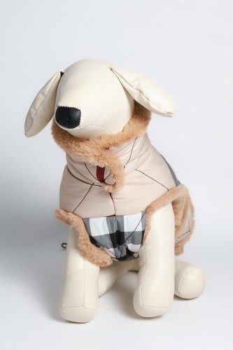 Bristol Royal – zbliżenie futerka i kołnierza: beżowe futerko, pikowana kratka British. / Close-up: beige faux fur collar on quilted British check dog blanket coat.