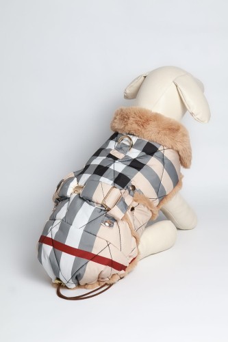 Bristol Royal – derka dla psa, pikowana kratka British, beżowe futerko, regulacja talii, złote detale. / Quilted dog blanket coat in British check, beige faux fur, waist adjustment, gold-tone details.