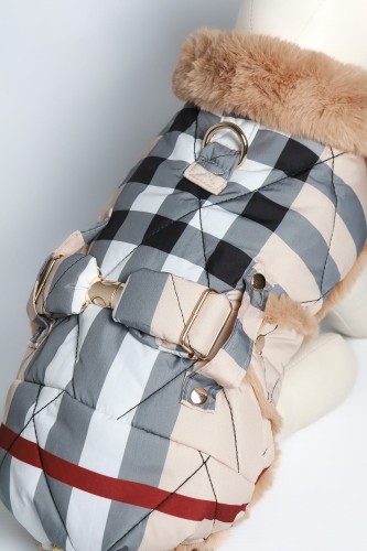 Bristol Royal – detal: zapięcia i okucia, pikowana kratka, beżowe futerko, złote detale. / Detail: quilted British check, beige faux fur, buckles and gold-tone hardware.