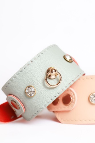 naturalna-skora-od-strony-szyi-w-skorzanej-obrozy-dla-charta