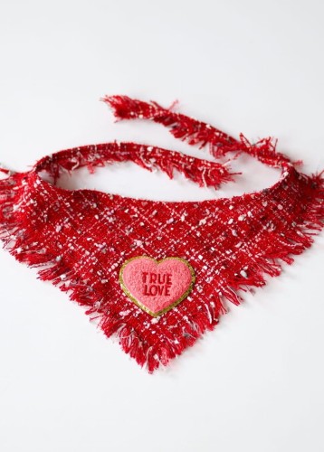 Luksusowa chusta dla psa z tweedu True Love Coco w kolorze czerwonym widok front