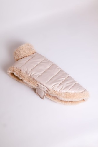 Produktowe ujęcie kremowej zimowej kurtki dla psa z futerkiem i pikowaniem. Product view of a cream quilted winter dog coat with soft fur.