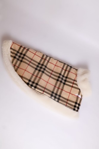 Produktowe ujęcie zimowej kurtki dla psa w beżowej kratce z miękkim futerkiem, pokazujące elegancki design. Flat lay of a beige check winter dog coat with soft fur trim.
