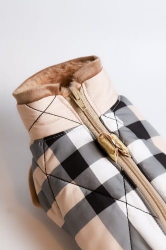 Detal zamka z patką ochronną, złote okucia 24k i miękkie futerko w kurtce premium dla psa. Detail of zipper, 24k gold hardware and soft fur trim.