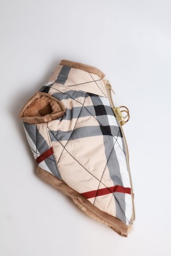 Luksusowa pikowana kurtka zimowa dla psa zaprezentowana na manekinie, ukazująca krój, proporcje i detale wykończenia. Luxury quilted winter dog coat displayed on a mannequin, showing tailored fit and premium details.