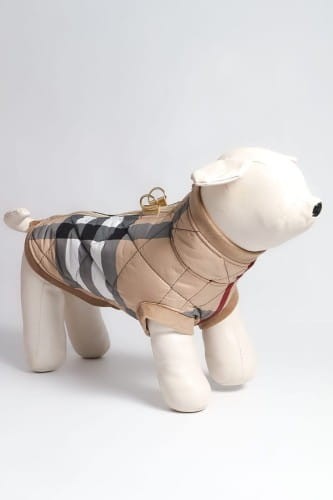 pikowana zimowa kurtka premium w kratkę z miękkim futerkiem, zaprojektowanej dla ciepła i komfortu. luxury quilted winter dog coat with soft fur trim.