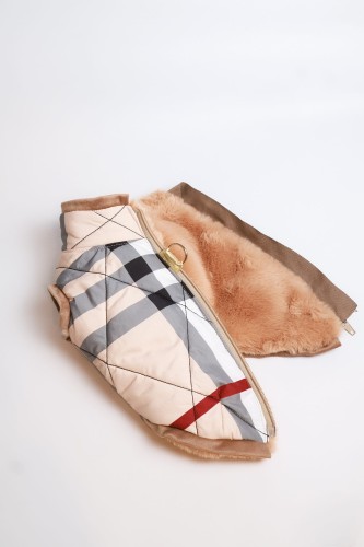 Rozłożona pikowana kurtka zimowa dla psa w kratkę z futerkiem, ukazująca dopracowany krój. Flat lay of a premium quilted winter dog coat with fur lining.