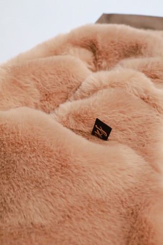 Zbliżenie na miękkie futerko wewnętrzne luksusowej kurtki zimowej dla psa, zapewniające komfort i ochronę termiczną. Close-up of soft fur lining inside a luxury winter dog coat for warmth and comfort.