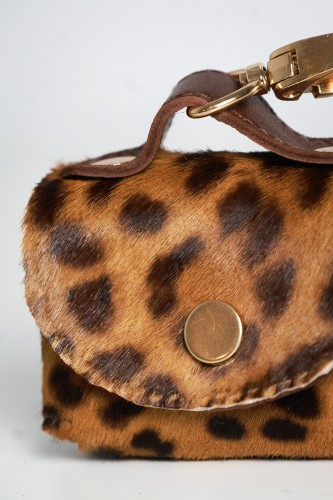 Moon Pop Panther – etui na woreczki dla psa z naturalnej skóry z okuciami pozłacanymi 24k złotem detal pantera.jpg