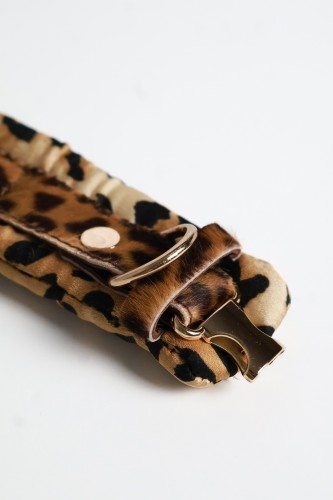 Silk Panther – jedwabna obroża ochronna dla pudla ze skóry naturalnej z okuciami pozłacanymi 24k złotem detal.jpg