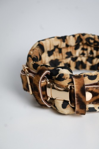 Silk Panther – jedwabna obroża ochronna dla pudla ze skóry naturalnej z okuciami pozłacanymi 24k złotem detal zapiecie.jpg