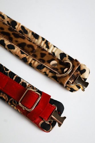 Silk Ruby and Panther – jedwabna obroża ochronna dla pudla ze skóry naturalnej z okuciami pozłacanymi 24k złotem w kolorze bordowym.jpg