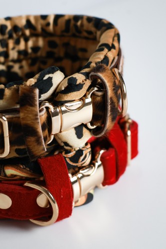 Silk Ruby and Panther – jedwabna obroża ochronna dla pudla ze skóry naturalnej z okuciami pozłacanymi 24k złotem w kolorze bordowym i brązowym detal.jpg