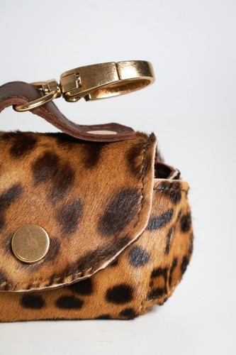 Moon Pop Panther – etui na woreczki dla psa z naturalnej skóry z okuciami pozłacanymi 24k złotem detal.jpg
