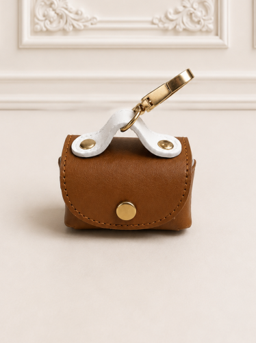 Moon Pop Caramel – etui na woreczki dla psa z naturalnej skóry z okuciami pozłacanymi 24k złotem.PNG