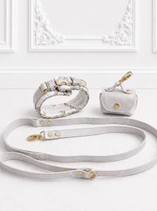 Silk Pearl Set – luksusowy zestaw spacerowy dla pudla: jedwabna obroża, smycz i etui ze skóry naturalnej z okuciami pozłacanymi 24k złotem