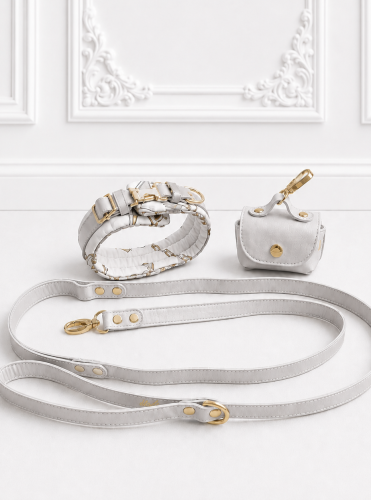 Silk Pearl Set – luksusowy zestaw spacerowy dla pudla jedwabna obroża, smycz i etui ze skóry naturalnej z okuciami pozłacanymi 24k złotem.png