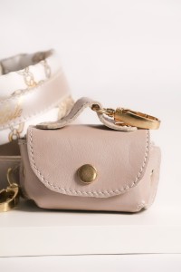 Moon Pop Pearl – etui na woreczki dla psa z naturalnej skóry z okuciami pozłacanymi 24k złotem