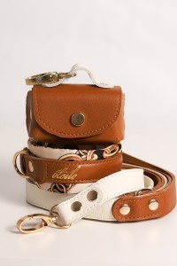 Silk Caramel Set – luksusowy zestaw spacerowy dla pudla: jedwabna obroża, smycz i etui ze skóry naturalnej z okuciami pozłacanymi 24k złotem