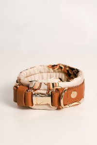 Silk Caramel – jedwabna obroża ochronna dla pudla ze skóry naturalnej z okuciami pozłacanymi 24k złotem