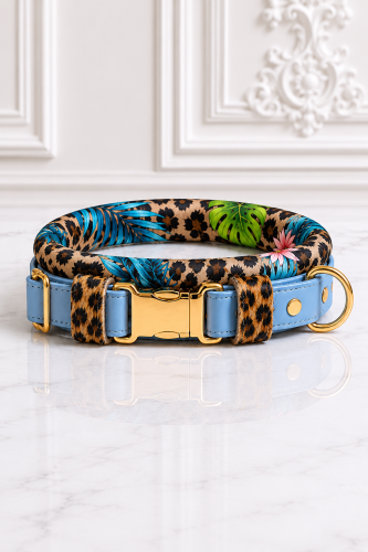 Silk Panther Jungle – jedwabna obroża ochronna dla pudla wykonana z naturalnego jedwabiu Jungle, błękitnej włoskiej skóry premium, skóry z efektem sierści pantery i okuć pozłacanych 24k złotem