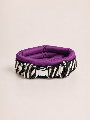Silk Zebra Dahlia – szeroka jedwabna obroża ochronna dla pudla z naturalną skórą Zebra i srebrnymi okuciami