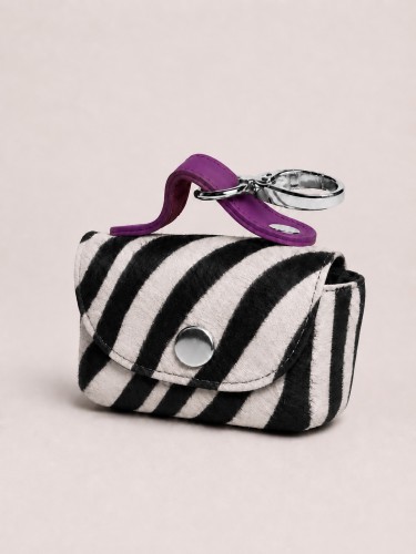 Moon Pop Zebra Dahlia – etui na woreczki dla psa z naturalnej skóry Zebra z włosiem i srebrnymi okuciami