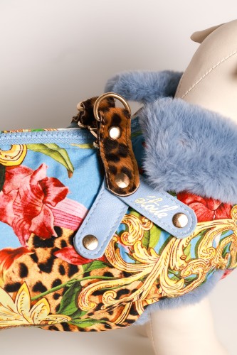 PL: Detale kurtki Gala Panther Jungle – błękitna naturalna skóra, złote okucia, wzór pantery i miękkie futerko dla psa. EN: Close-up of Gala Panther Jungle dog jacket featuring powder blue leather straps, gold-tone hardware, leopard print and soft fur.