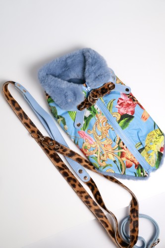 Luksusowy zestaw Gala Panther Jungle dla psa kurtka z błękitnym futerkiem i naturalną włoską skórą oraz smycz skórzana. Gala Panther Jungle luxury dog set featuring a blue fur-trimmed jacket with Italian leather accents and a Moon Walk leather leash.