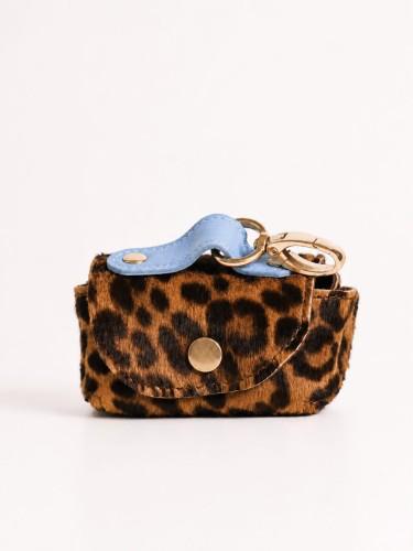 Etui Moon Pop Panther Jungle na woreczki dla psa ze skóry w motyw pantery, z błękitnym detalem i złotym zapięciem. Moon Pop Panther Jungle leather dog waste bag holder with leopard print, powder blue leather accent and gold-tone clasp.