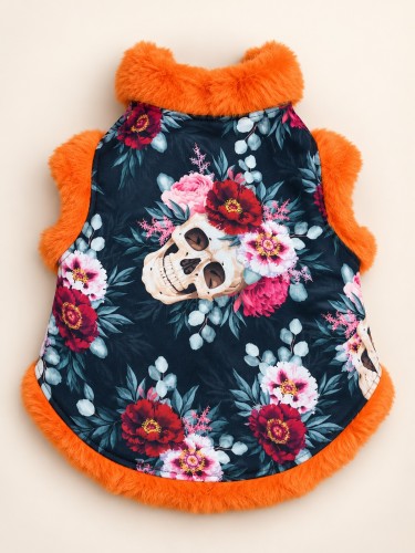 Zbliżenie bluzy HALLOWEEN SKULL z motywem czaszek i kwiatów na ciemnej tkaninie. Close-up of the HALLOWEEN SKULL sweatshirt featuring a skull-and-floral print on dark fabric.